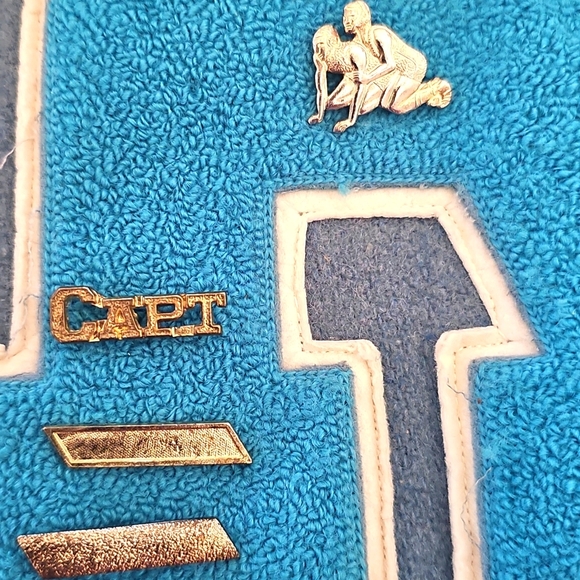 Bundle Of Gold Letterman Medals: Captain, 2 Gold Bars & a Wrestling Medal - Picture 1 of 7